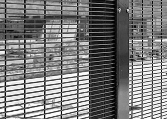 সহজ স্থাপনের সাথে স্কুলগুলির জন্য কালো বর্গাকার ছিদ্রযুক্ত ঢালাই তারের জাল প্যানেল