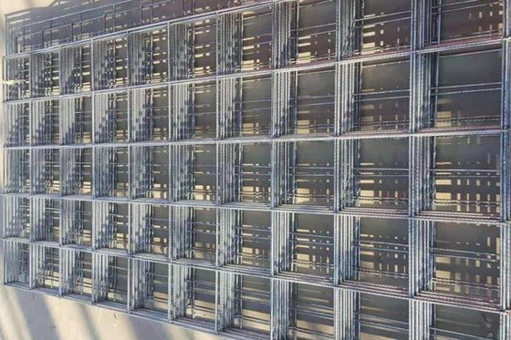 Q195 ওয়েল্ডড ওয়্যার জাল প্যানেল নিম্ন কার্বন ইস্পাত বর্গক্ষেত্র বা আয়তক্ষেত্রাকার গর্ত আকৃতির