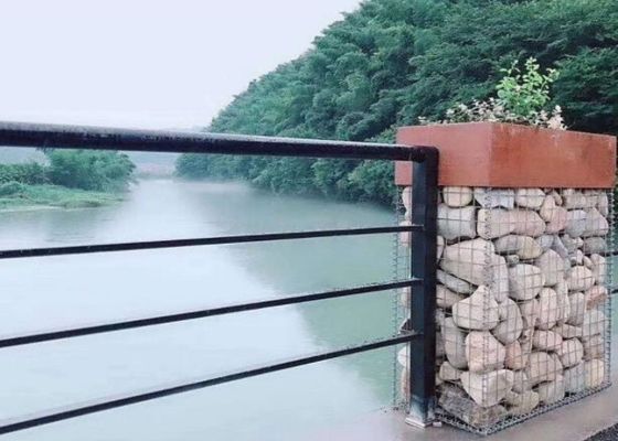 ল্যান্ডস্ক্যাপ নির্মাণে আলংকারিক গ্যাবিয়ন হিসাবে ব্যবহৃত ভারী ঝালাই তারের জাল