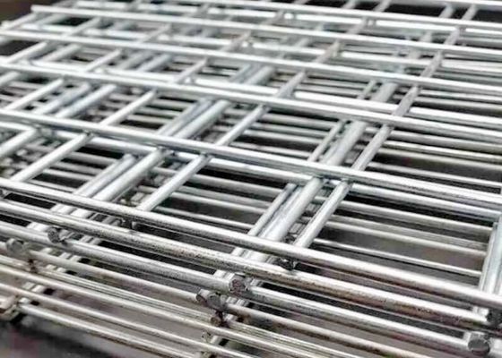 বহুমুখী অ্যাপ্লিকেশনের জন্য কাস্টমাইজযোগ্য টেকসই হট ডুব গ্যালভানাইজড ওয়েল্ডড ওয়্যার জাল প্যানেল